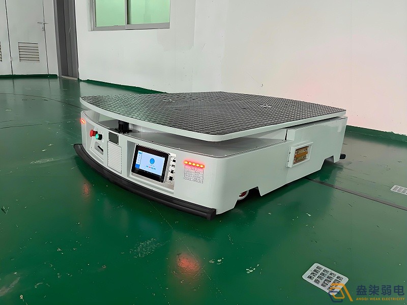 潛伏叉取式機器人讓窄巷道搬運更簡單